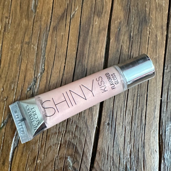 lips shiny kiss gloss any claen